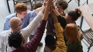 O que é comunicação vertical e como implementar na sua empresa?